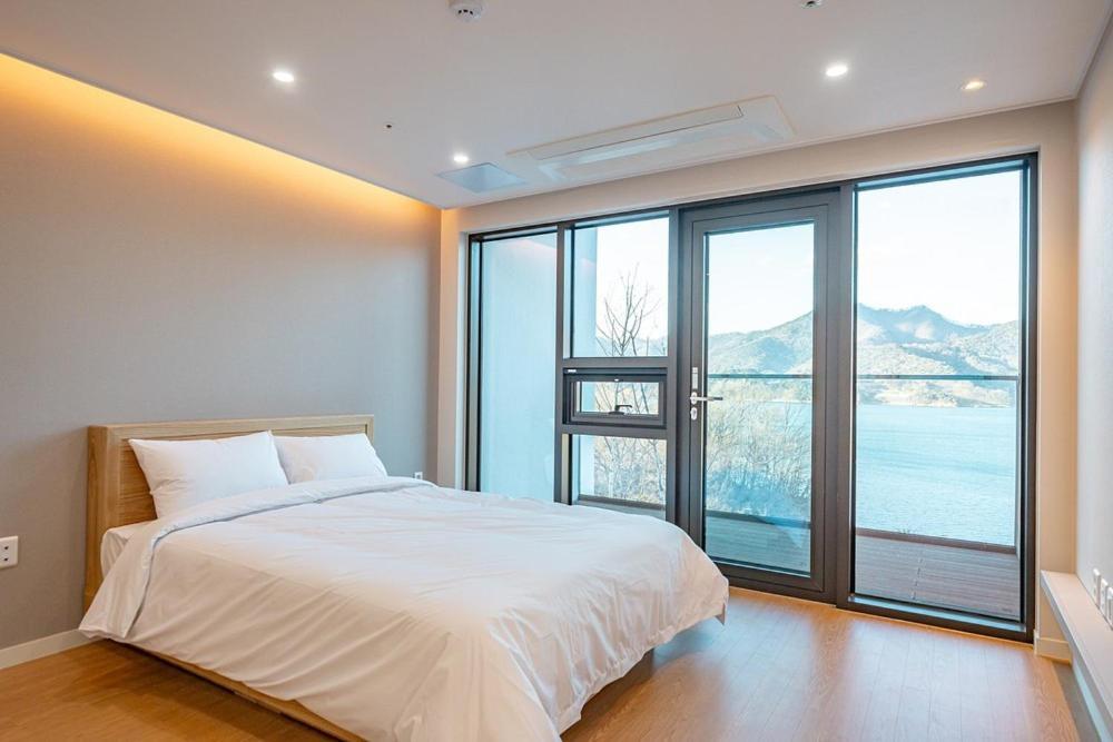 Jecheon The Shine Cheongpung Hotel Room photo