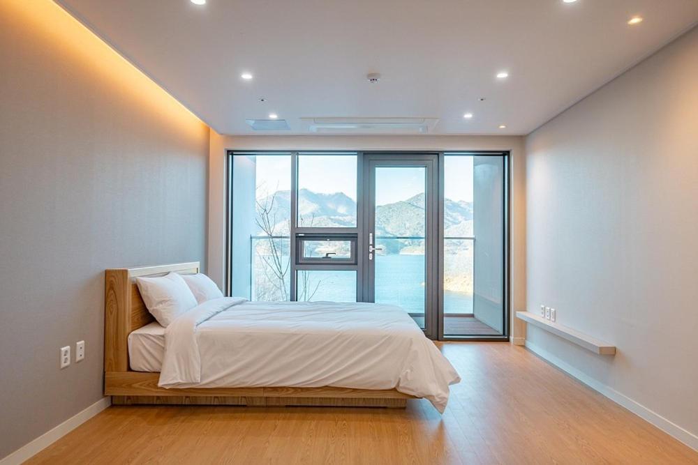 Jecheon The Shine Cheongpung Hotel Room photo